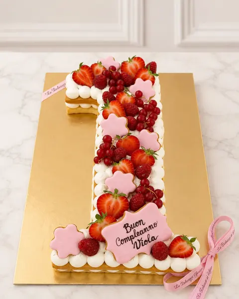 Torta a forma di numero o lettera, decorata