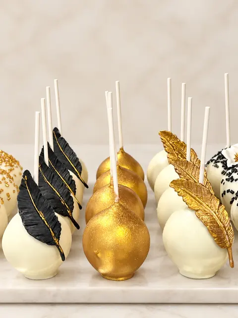 Vassoio di pasticceria: biscotti, cupcake e cake pop decorati